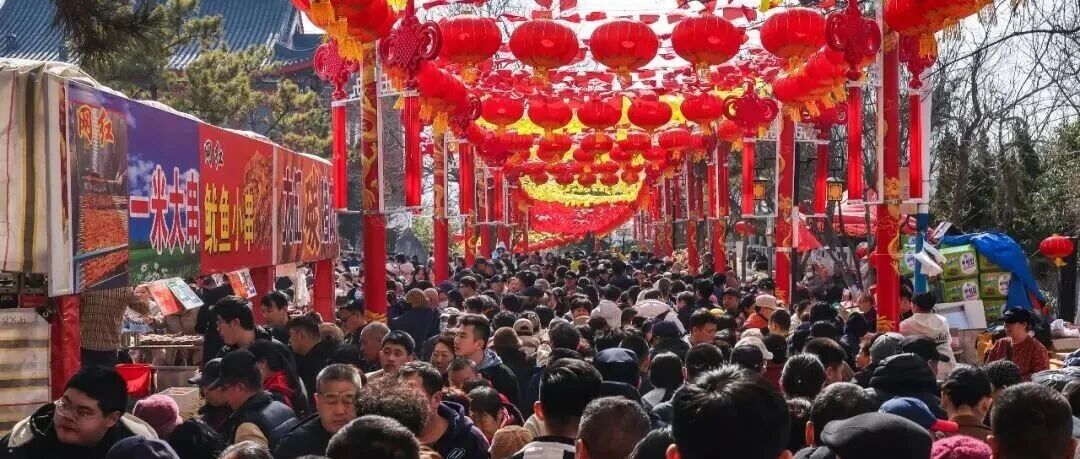 新春走基层丨桶满即运，随产随清！芝罘环卫护航毓璜顶庙会