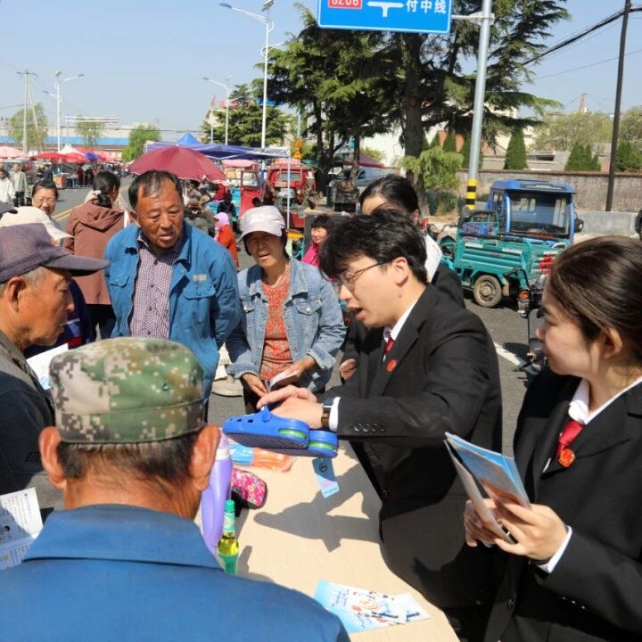 集市摆 “普法摊”  物证讲 “知产课” | 招远市人民法院让知识产权保护走进市井烟火里