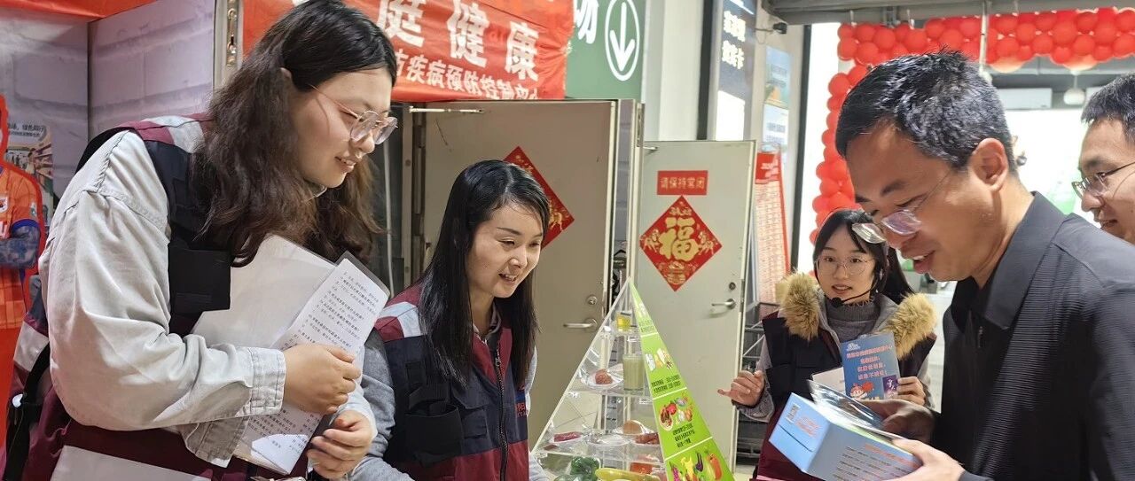 把健康课堂搬到群众“家门口” ！海阳市疾控中心开展全民营养周现场宣传活动