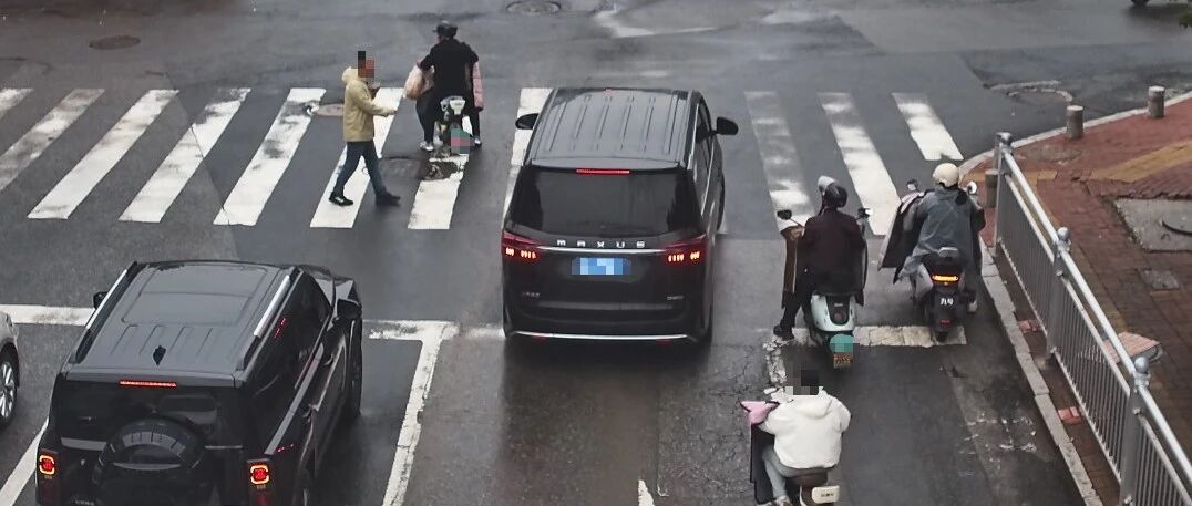 车让人，人快行！烟台交警持续严查不礼让斑马线违法行为