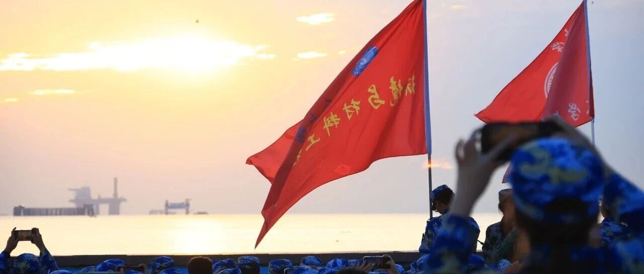 烟台大学举行军训拉练活动  7000余名新生同上一堂“行走的思政课”