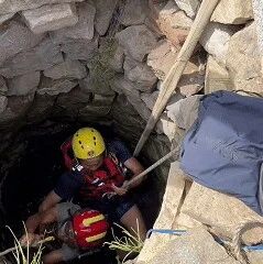 莱阳一老人失足掉入3米深水井 消防员紧急救援