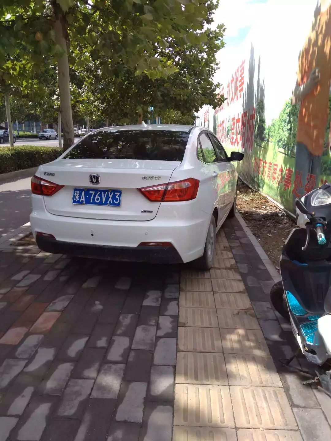 违法停车地点:新密市溱水路 违法行为:占压盲道