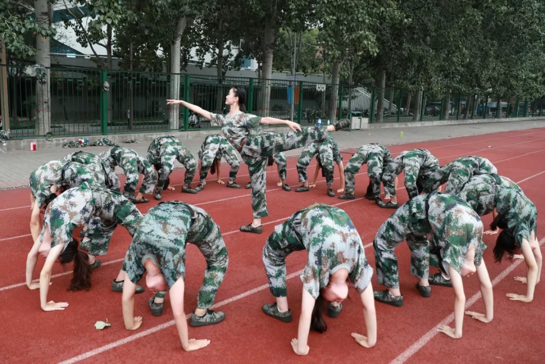郑大上演军训版《芳华》,愿得韶华刹那,惊艳青春年华!