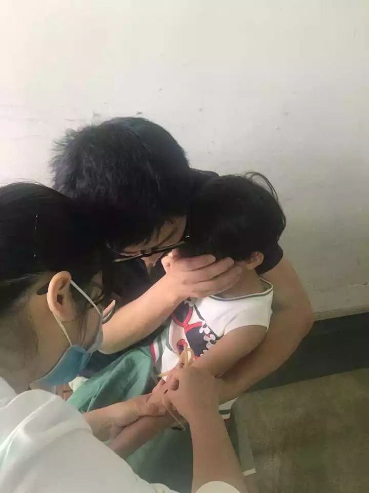 女子患病亲生父母拒绝捐献!7岁女儿忍痛抽骨髓血:妈妈,我救你!