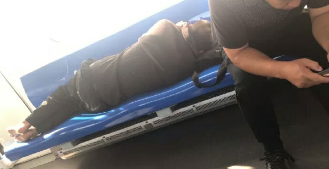 地铁上男子赤脚横躺座椅,乘客"默默"把鞋踢出车厢,网友评论炸了