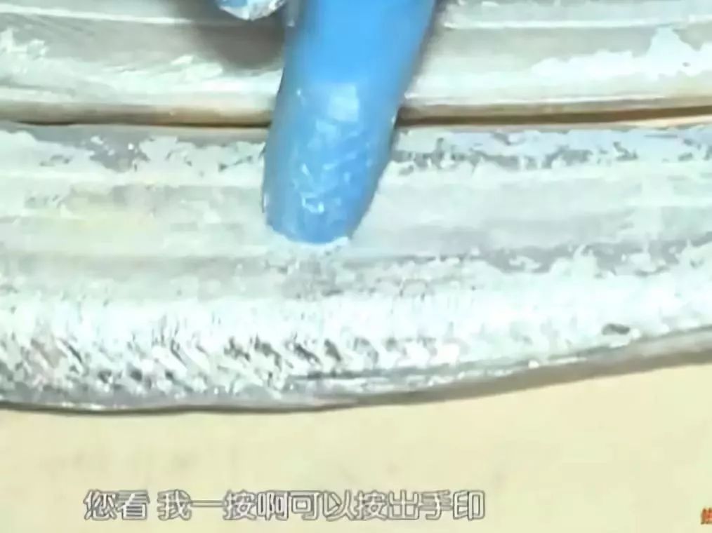而浸泡过的带鱼肉质很瓷实,弹性非常好,肉体不能打弯儿.