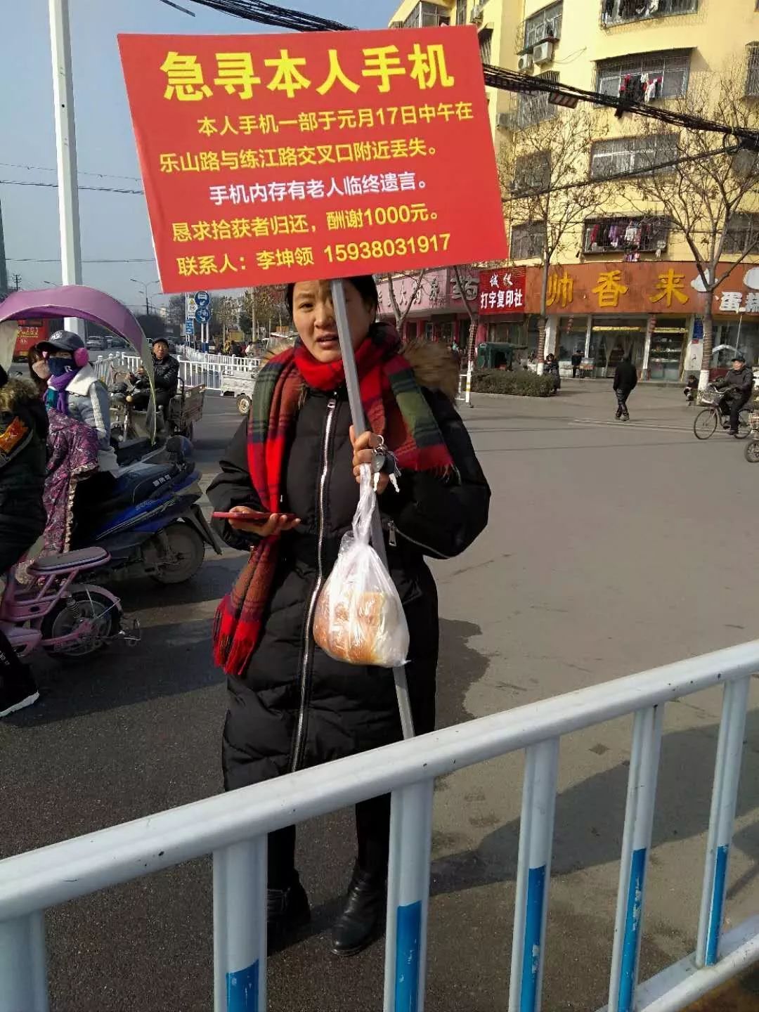 据李坤领介绍,当天中午12时许,他开着电动三轮车带孙子在张珑诊所看病