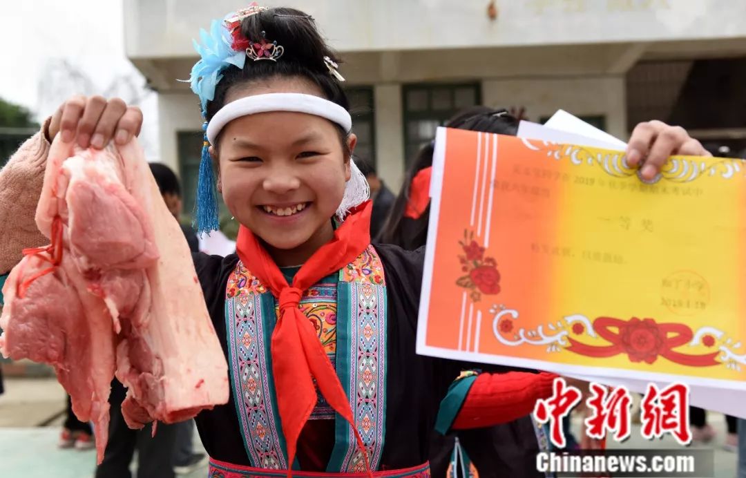 但不少学生拿着奖金到小卖部买零食, 航拍知了小学,位于山坡之上